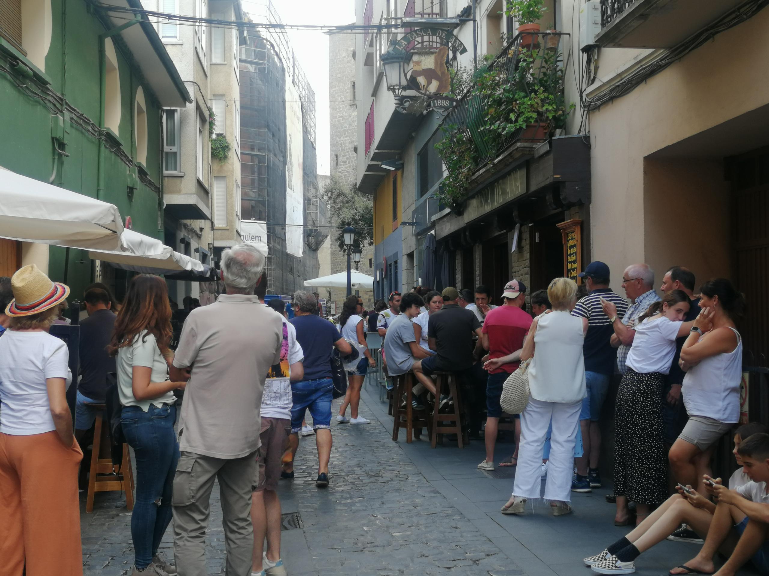 Calle y terrazas de Jaca han estado repletas de turistas en agosto