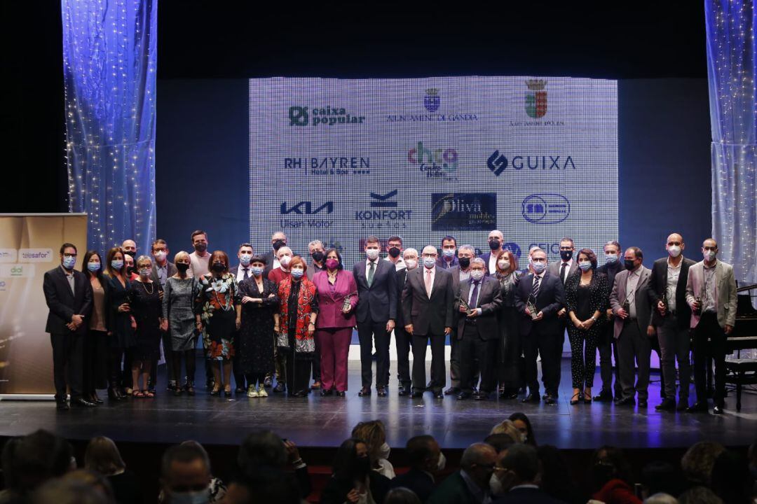 Foto de família dels premiats en la XI gala dels Premis del Grup Ràdio Gandia 