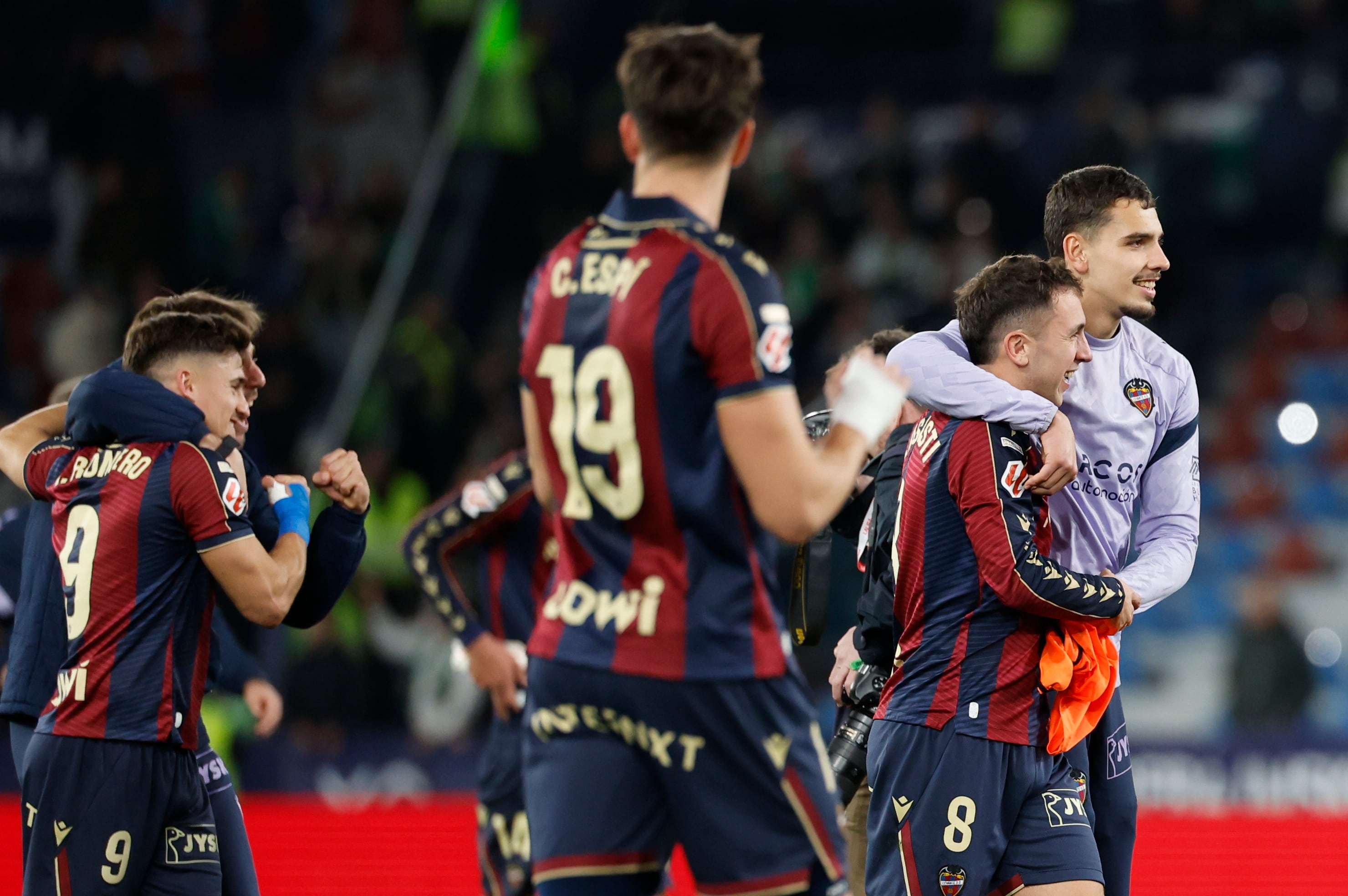 VALENCIA, 23/01/2026.- Los jugadores del Levante celebran la victoria tras el partido de la jornada 21 de LaLiga que Levante UD y Elche CF disputaron hoy viernes en el estadio Ciutat de Valencia. EFE/Ana Escobar