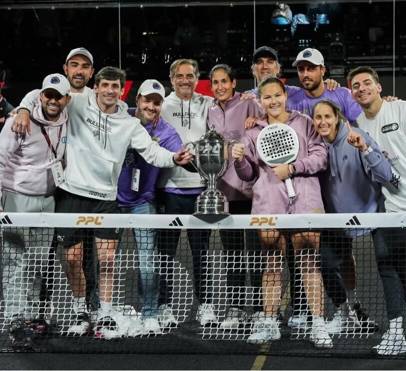 Gemma Triay i la resta de l'equip  amb el torfeig aconseguit a Nova York.