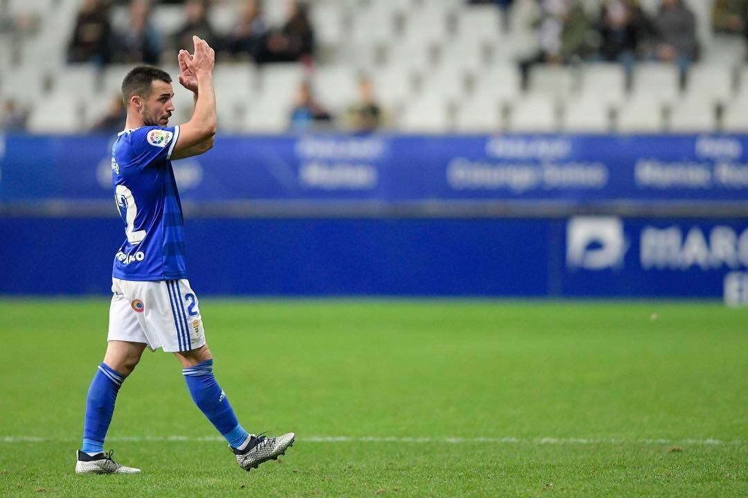 Joselu aplaude a la grada del Carlos Tartiere