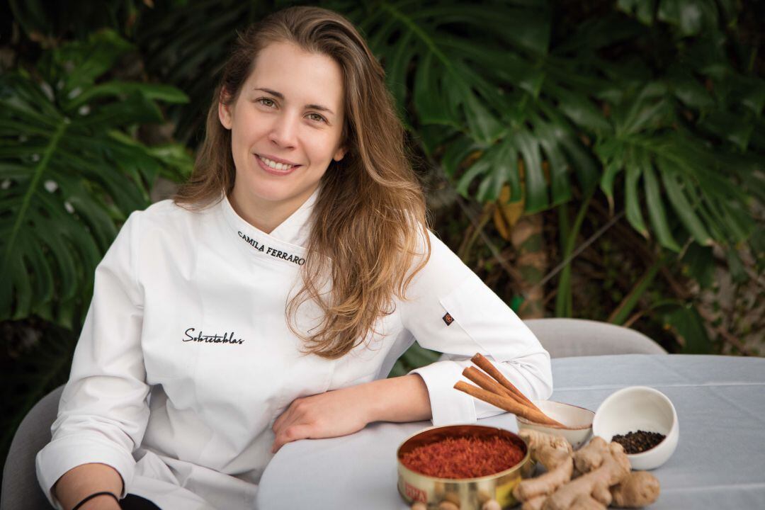 Camila Ferraro en su restaurante, Sobretablas, en una imagen para la Revista de Primavera de Radio Sevilla. 