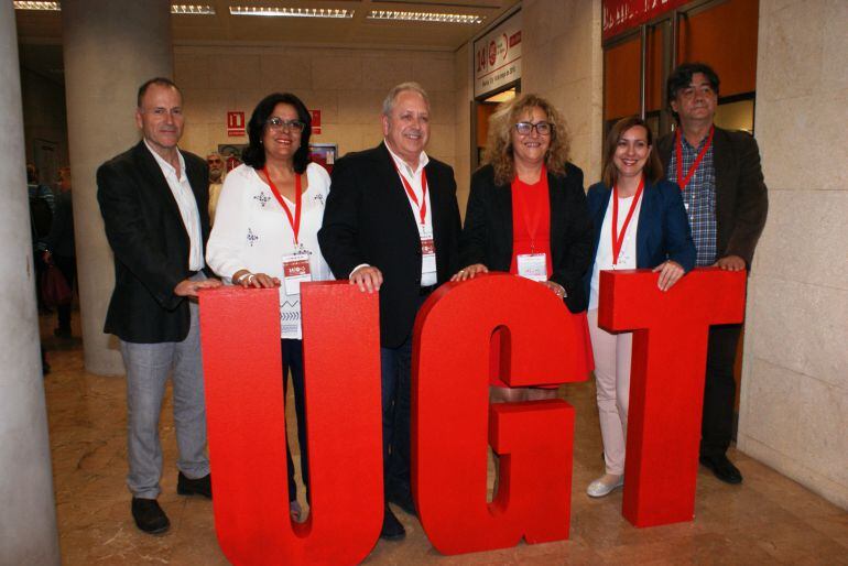 Antonio Jiménez, en el centro, con los miembros de la Comisión Ejecutiva Regional de UGT