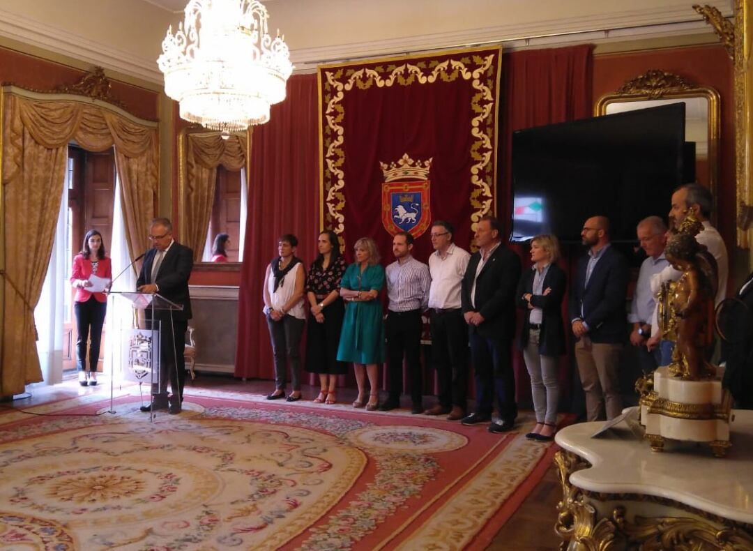 Enrique Maya, alcalde de Pamplona, junto a miembros del Ayuntamiento en el salón de plenos