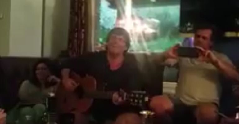 Un fotograma del video casolà que mostra a Carles Puigdemont, a la guitarra