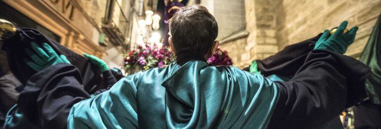 La Cofrad&iacute;a de Nuestra Se&ntilde;ora del Amparo durante su procesi&oacute;n por las calles de Toledo en la noche de Jueves Santo.