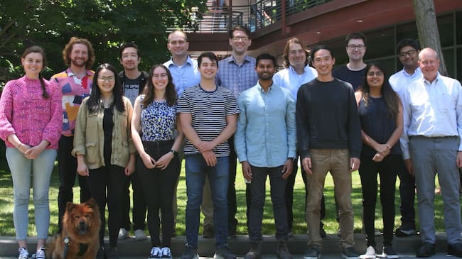 Foto de Grupo de Matthew Willsey y Jaimie M. Henderson junto al equipo que llevó a cabo el descubrimiento en el Laboratorio Traslacional de Prótesis Neurales de la Facultad de Medicina de la Universidad de Stanford