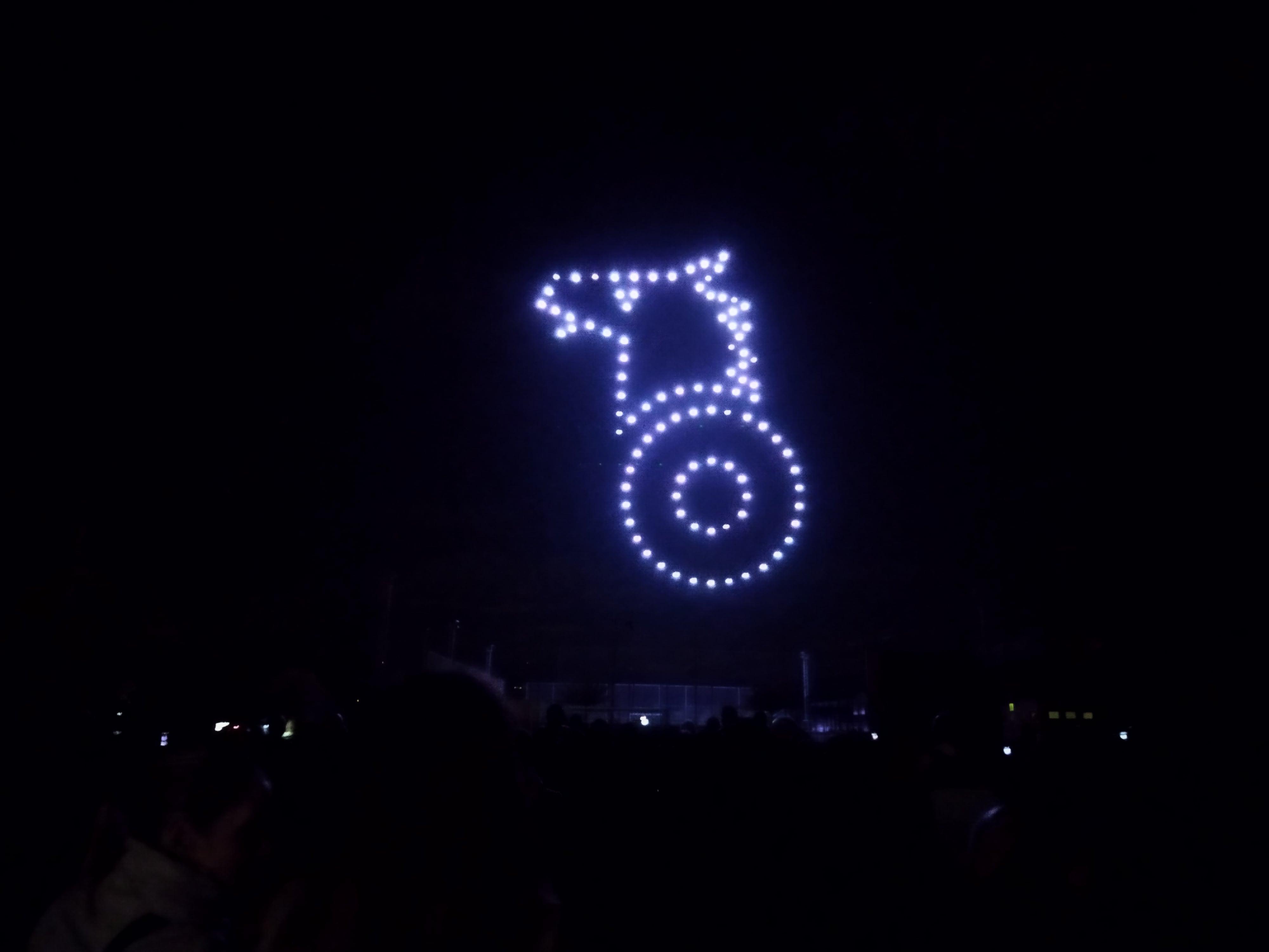 Los drones dibujando el icono de la Fira de Tots Sants de Cocentaina en la clausura de la 676 edición.