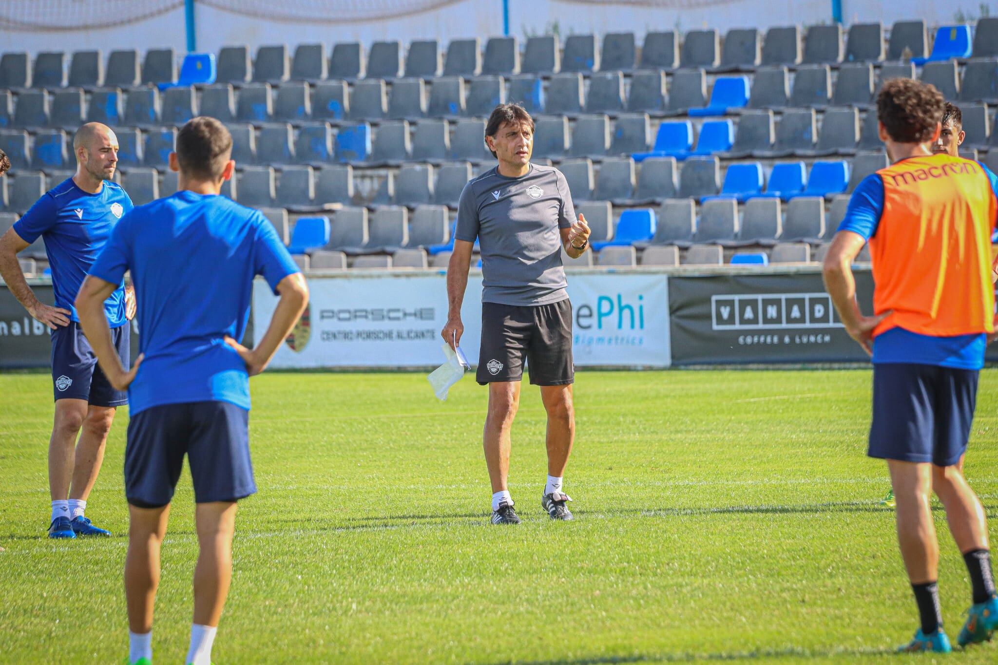 Gustavo Siviero dirige la sesión de entrenamiento en el Antonio Solana