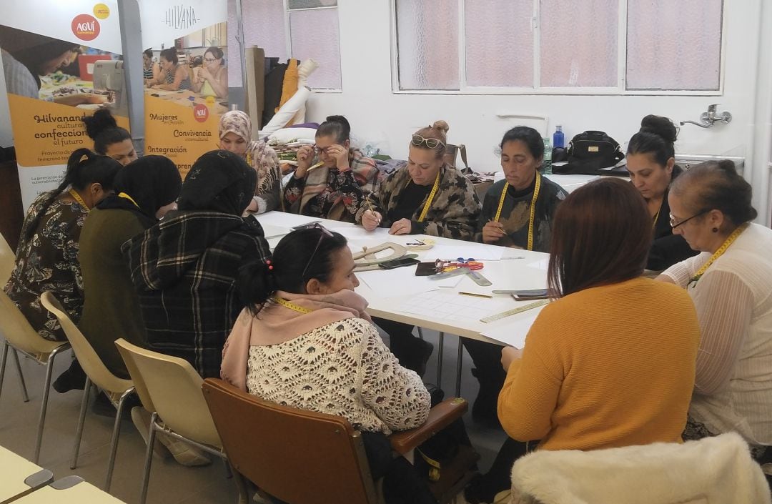 Las mujeres de Hilvana, esta semana, en un local del colegio Ramiro Soláns