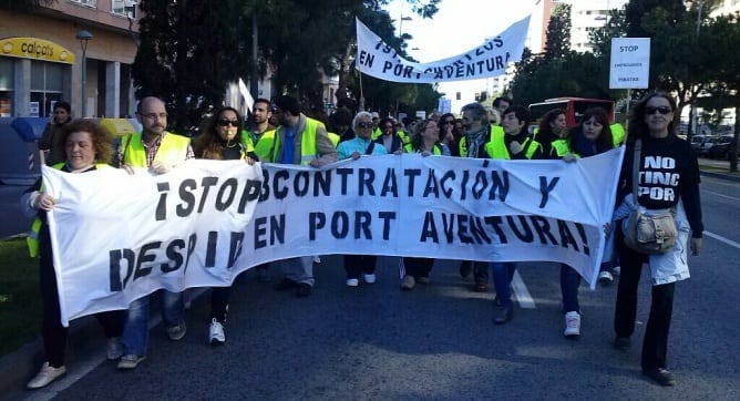 Els treballadors de Port Aventura fan una marxa a peu per protestar per l'externalització dels serveis de neteja