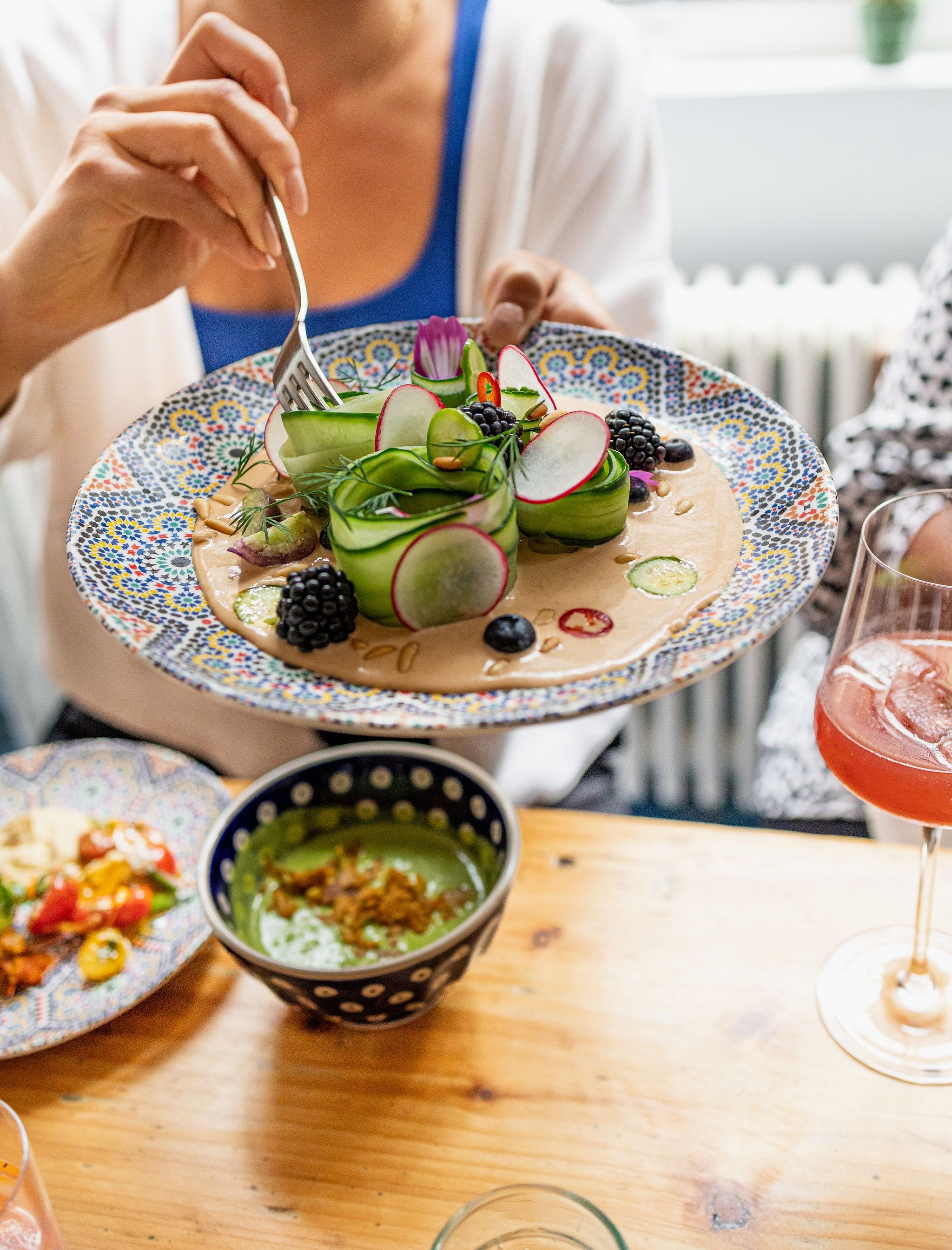 Tiradito de comino, pepino curado, tomatillos, piñones tostados y frutos del bosque (DAR, Zúrich).