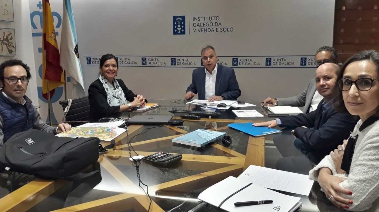 El director general del IGVS y la alcaldesa, acompañados de varios técnicos municipales, se reunieron esta semana para estudiar las posibilidades en materia residencial