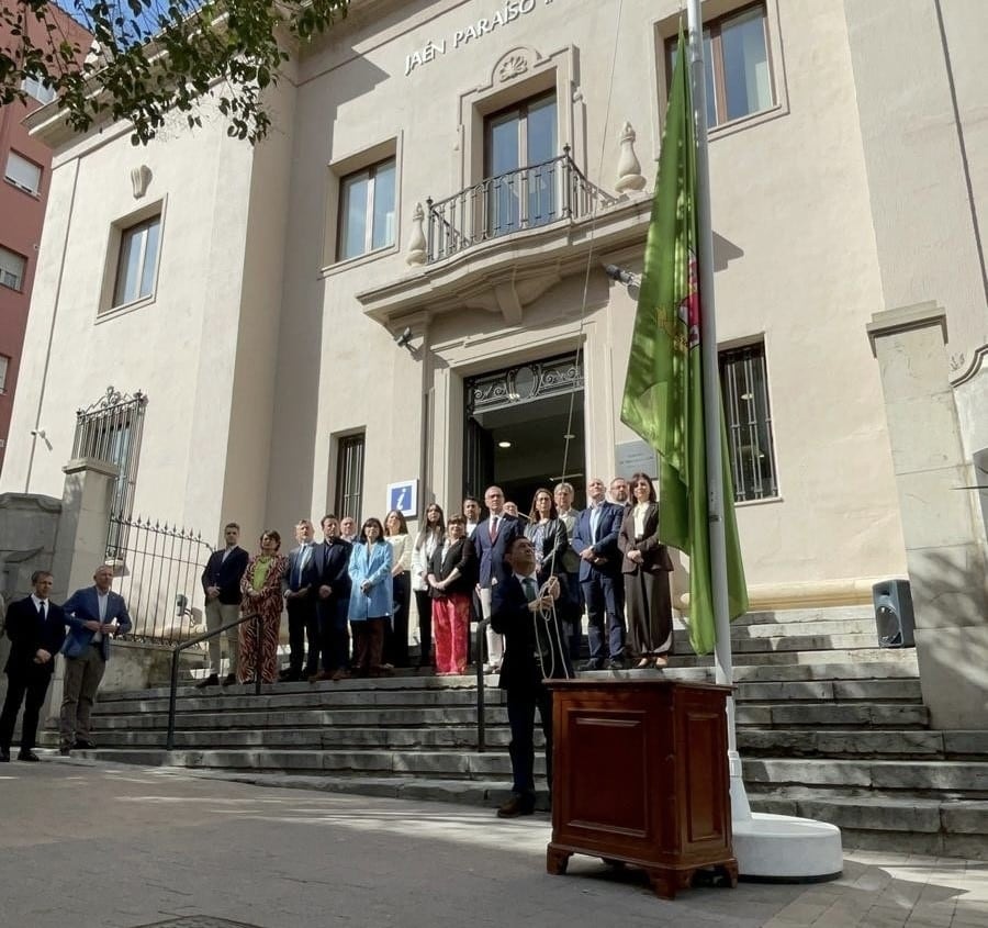 El presidente de la Diputación de Jaén, Paco Reyes, iza la bandera de la provincia.