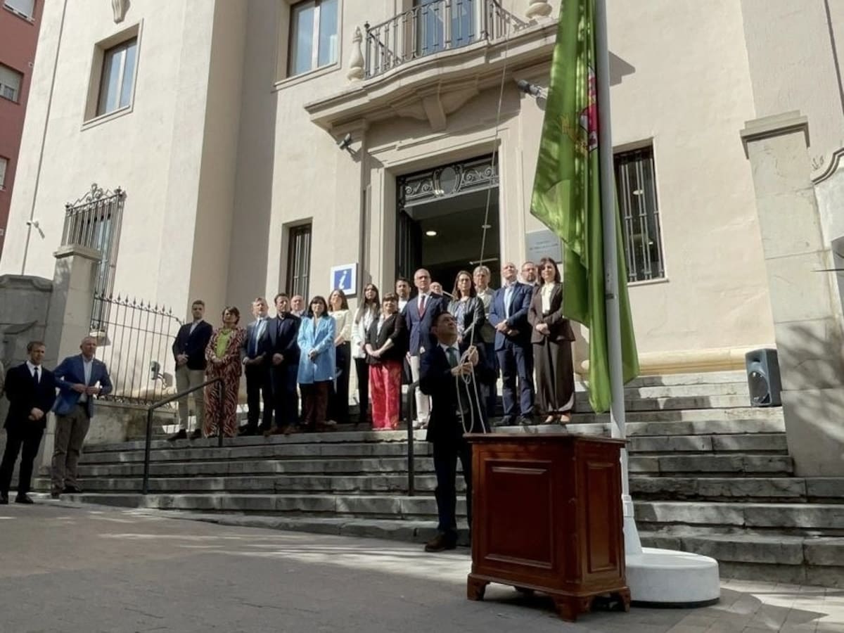 El izado de la bandera de Jaén da comienzo a las actividades del Día de la Provincia y la Feria de los Pueblos