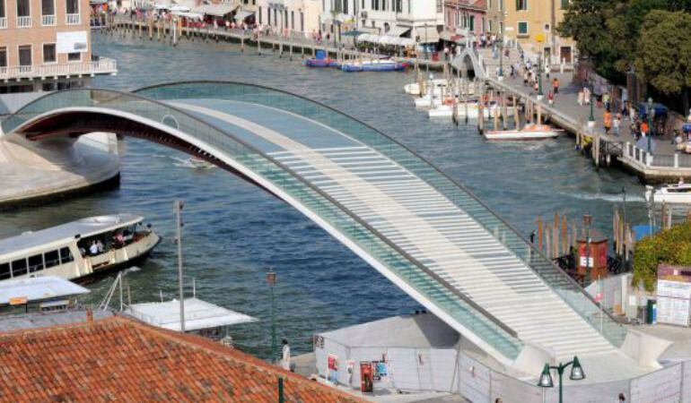 Imagen del cuarto puente sobre el Gran Canal de Venecia, del arquitecto Santiago Calatrava.