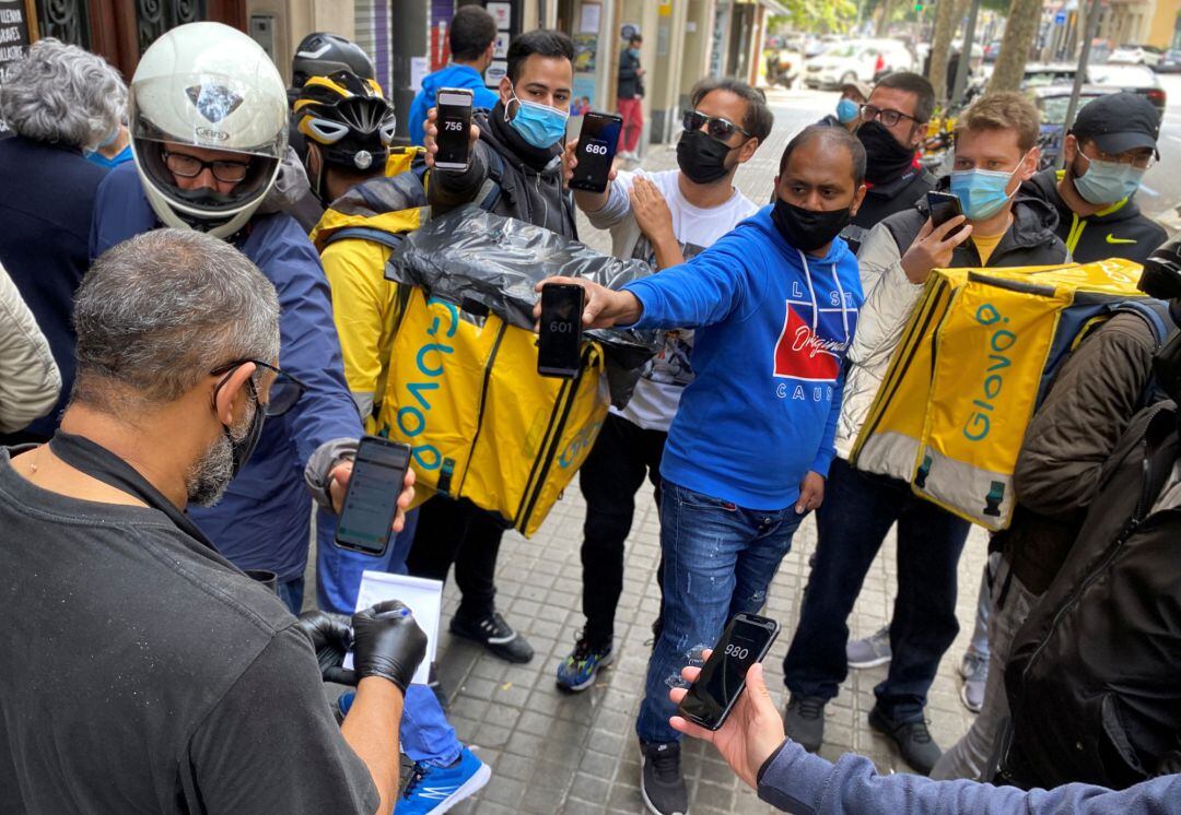 Riders dan sus números de pedido a un vendedor de pollos en Barcelona