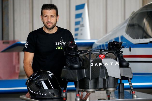 El inventor francés Franky Zapata posa junto al Flyboard.