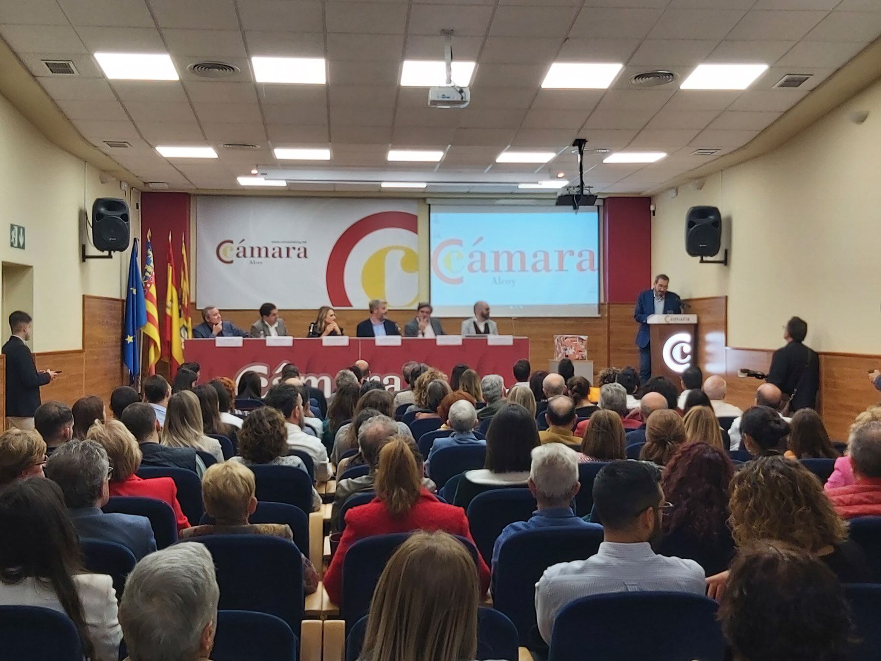 El salón de actos de la Cámara de Comercio de Alcoy se ha llenado por completo