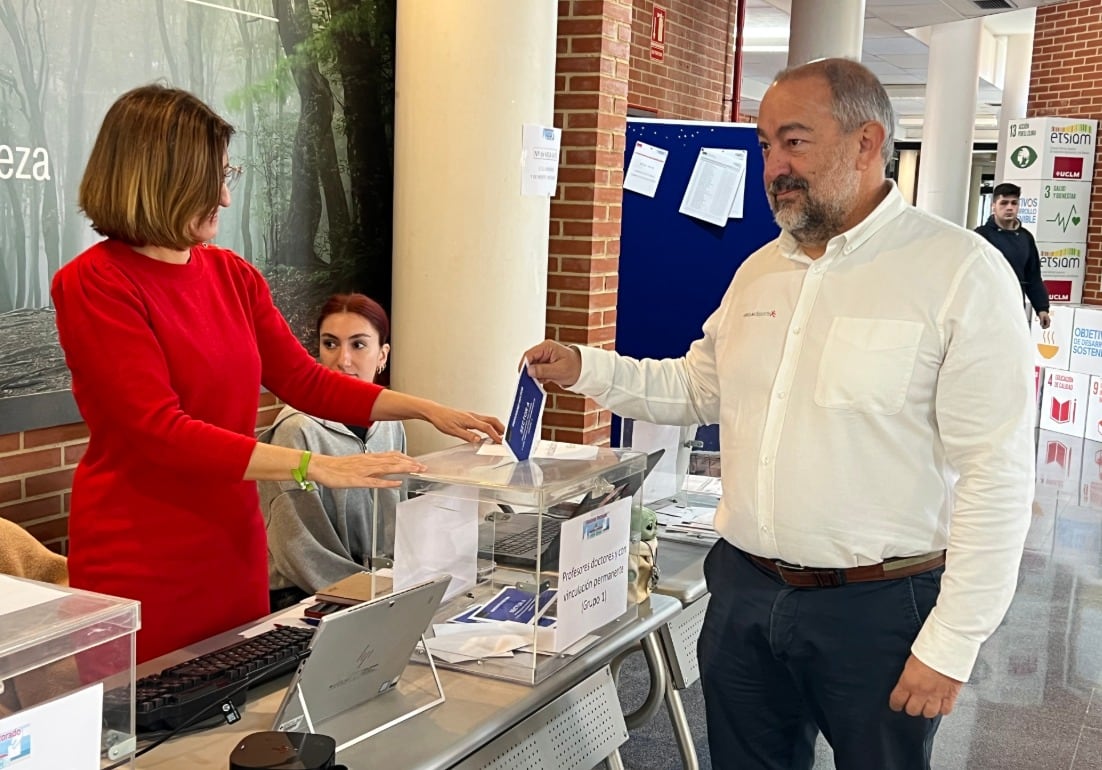 Julián Garde en el momento de la votación