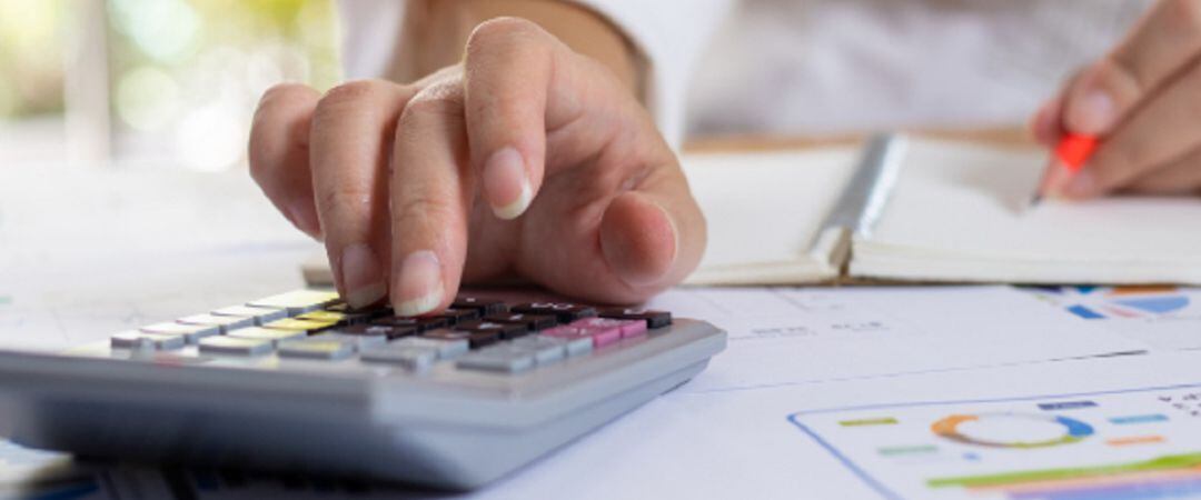 Trabajador con una calculadora