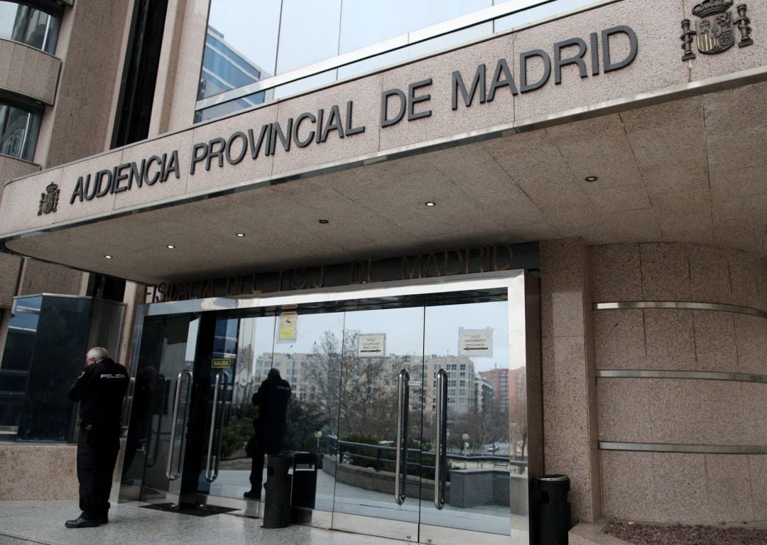 Un agente de la Policía Nacional junto a la puerta principal de la Audiencia Provincial de Madrid, a 14 de febrero de 2020.