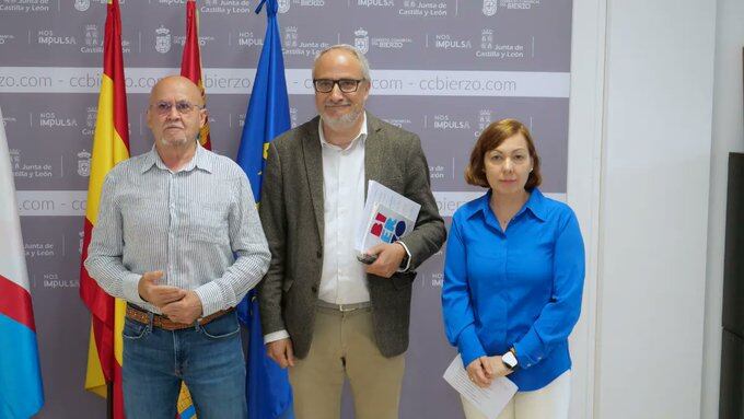 El presidente del CCBierzo junto al consejero del área y la responsable del Banco, Beatriz Anievas