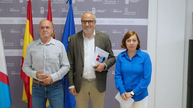 El presidente del CCBierzo junto al consejero del área y la responsable del Banco, Beatriz Anievas