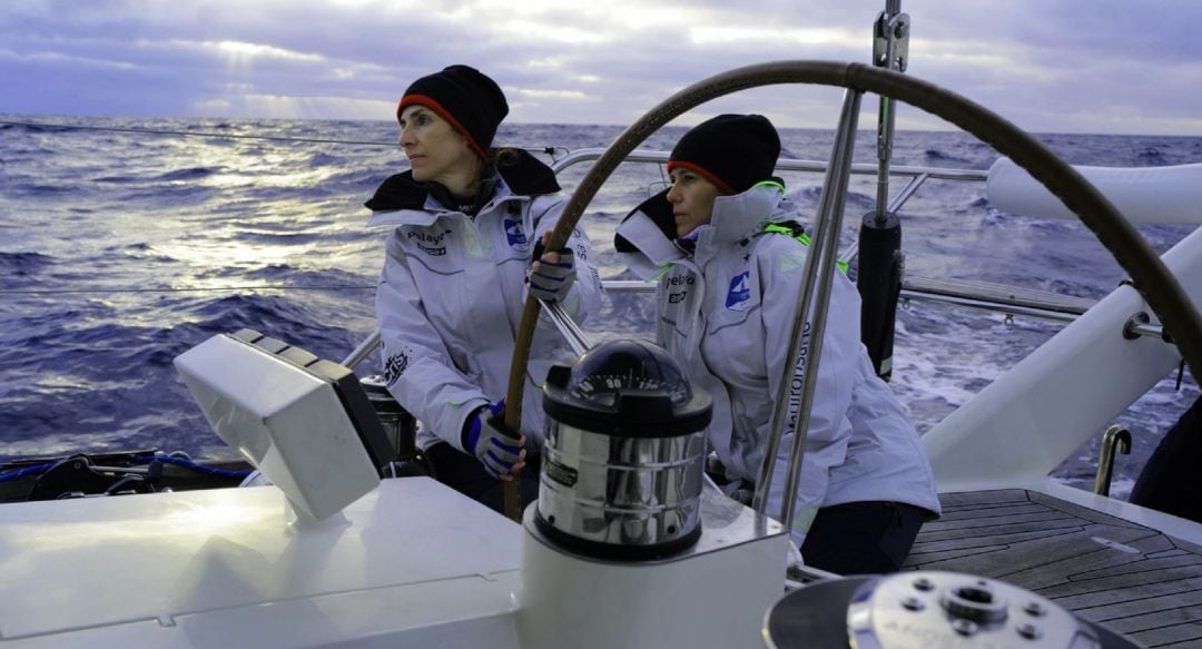 Ana Álvaro y Natalia Cano al timón del velero Varuna en su travesía extrema hacia el Círculo Polar Ártico.