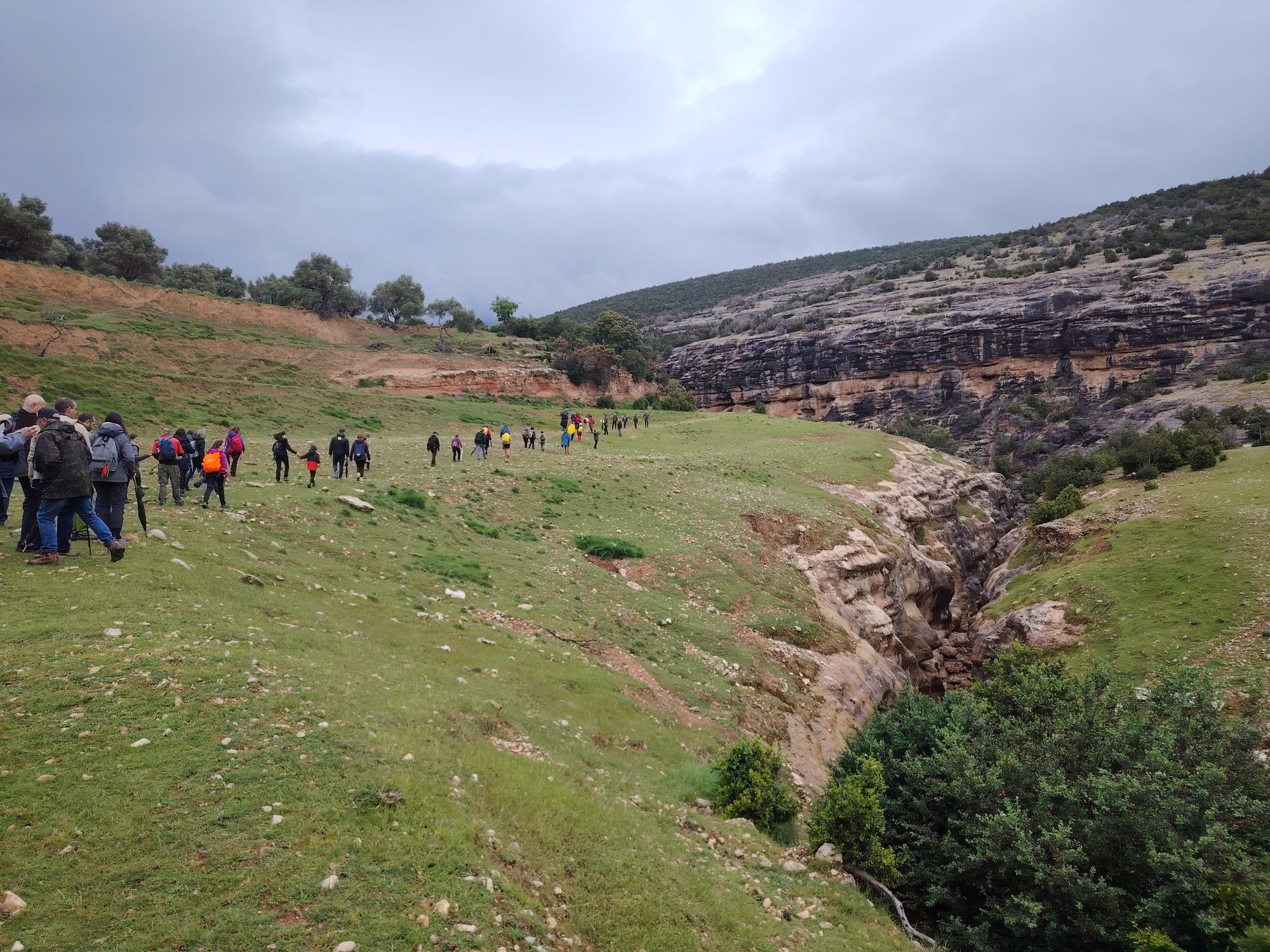 El centenar de visitantes, camino de la Cueva de Chaves
