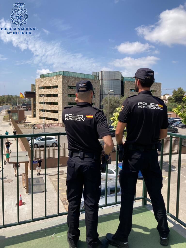 Dos agentes de la Policía Nacional