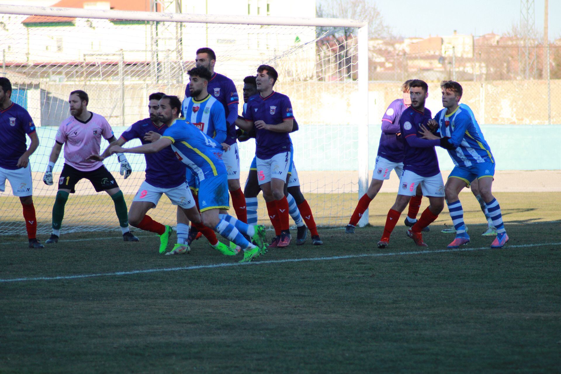 Una acción de ataque de la Arandina frente al Palencia