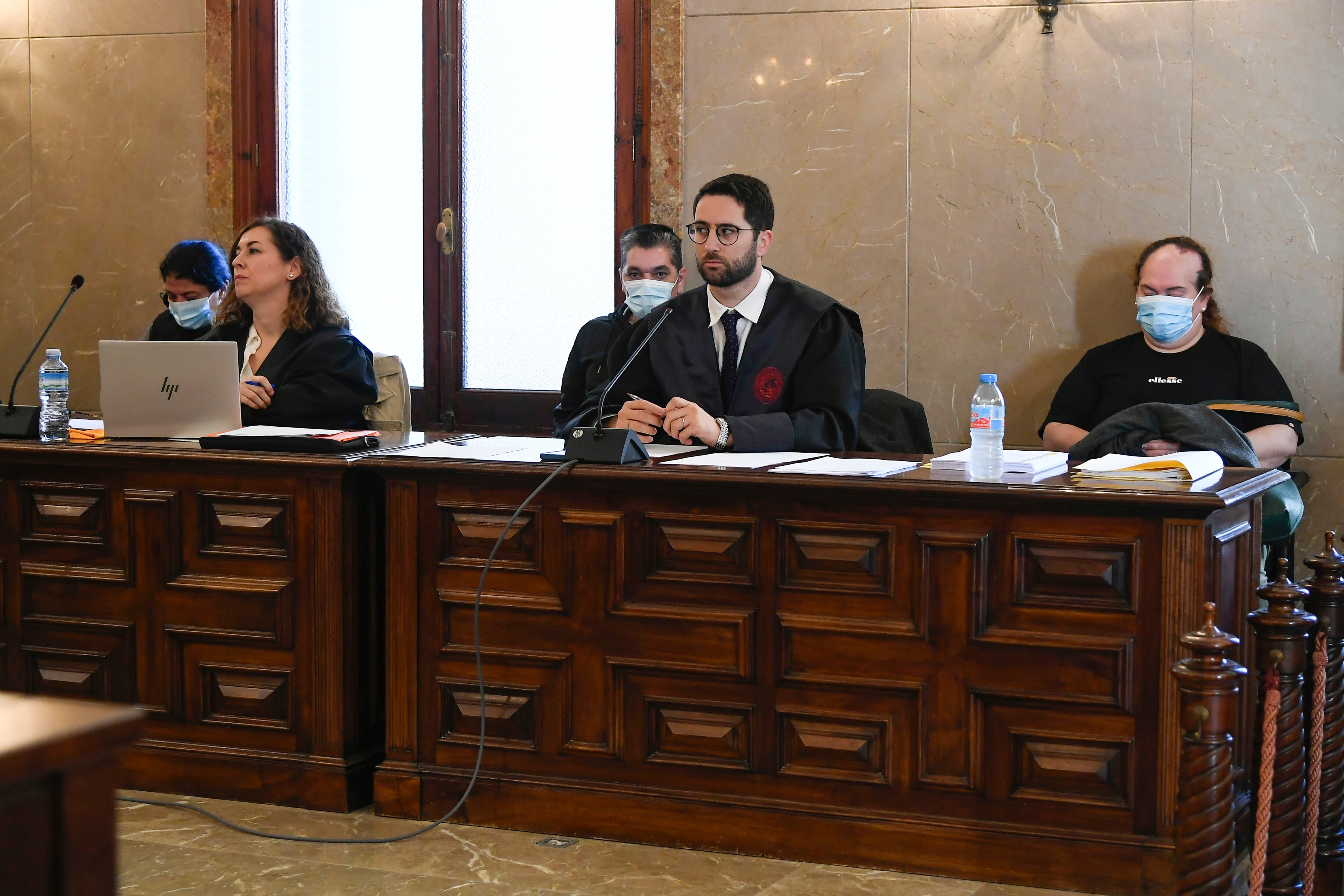 PALMA DE MALLORCA, 27/10/2025.- Los acusados (i, c y d, detrás) asisten este lunes a la primera sesión del juicio en la Audiencia de Palma que juzga a una mujer y un hombre acusados de asesinar a una bebé prematura a la que arrojaron a un contenedor de basura en Porto Cristo en noviembre de 2023 y a una tercera persona por omisión del deber de socorro. EFE/ Miquel A. Borràs
