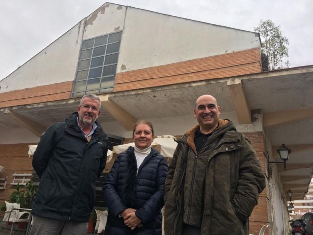 Antonio Rodríguez, Carmen Porcel y Juan Miguel de la Rosa, de la asociacion vecinal Conde de Vallellano, frente al antiguo mercado del Alcázar, cerrado desde 2006