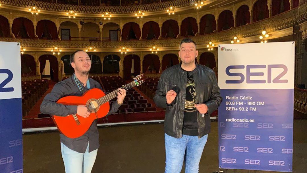 Toni Piojo y su sobrino cantan sobre las tablas de el Falla para Radio Cádiz
