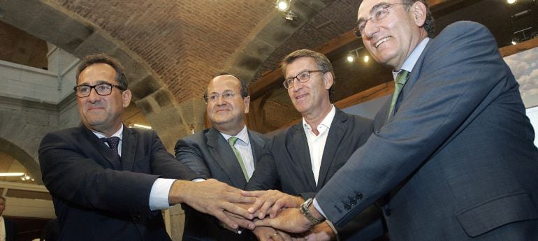 Los presidentes de Iberdrola, Ignacio Galán; Windar, Orlando Alonso Villarón, y la empresa pública naval Navantia, José Manuel Revuelta, junto al presidente de la Xunta, Alberto Núñez Feijoo, tras la firma de un contrato para la realización del proyecto d