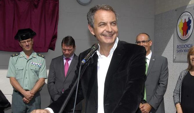 El expresidente del Gobierno José Luis Rodríguez Zapatero, durante su discurso en la visita que ha realizado a la residencia de ancianos de Santa Marina del Rey (León), destinada a la atención de mayores y enfermos de Alzheimer