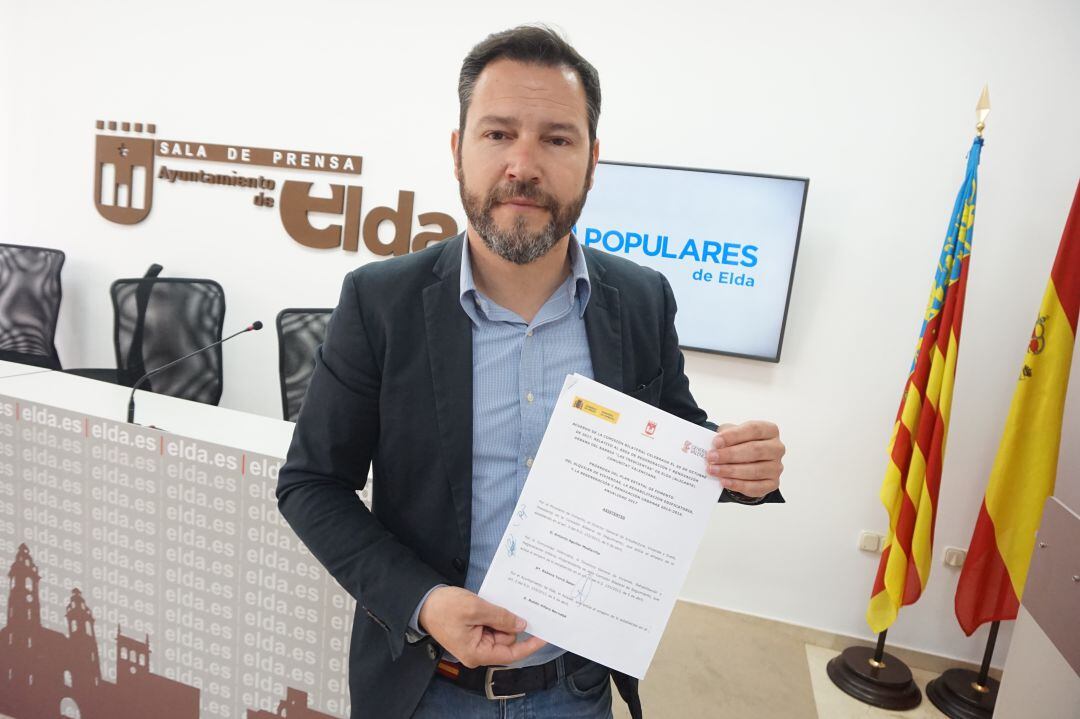 Fran Muñoz, Portavoz del PP junto con el documento firmado en 2017