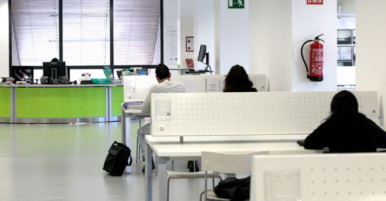 Estudiantes en una de las mediatecas de Alcobendas