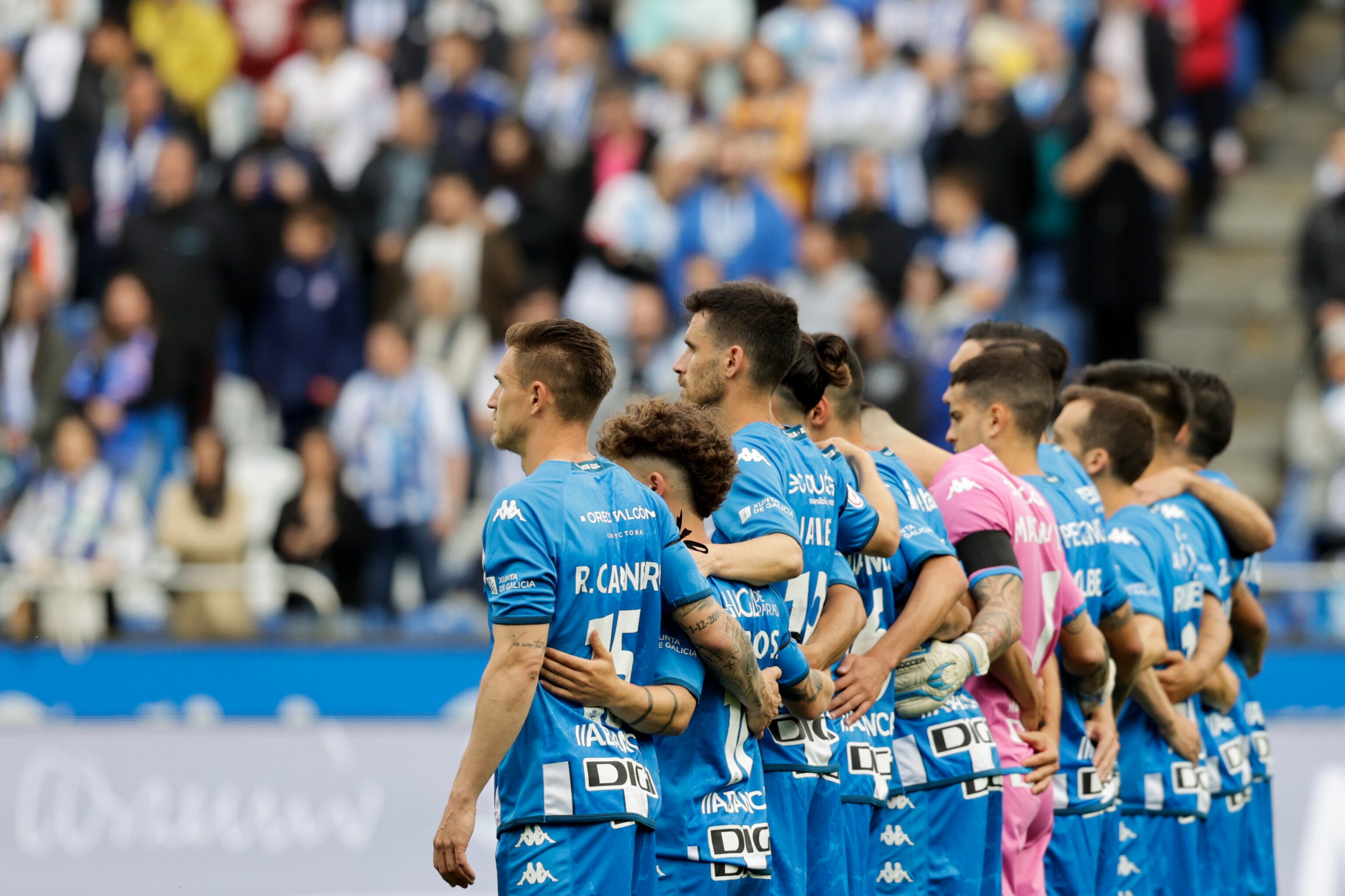 A CORUÑA, 06/05/23.- Homenaje del deportivismo a Arsenio Iglesias, entrenador del Superdepor que falleció el viernes 5 de mayo a los 92 años de edad. Durante el encuentro del equipo coruñés frente el Alcorcón, correspondiente a la jornada 35 del grupo I de Primera Federación, se ha guardado un minuto de silencio. EFE/Cabalar
