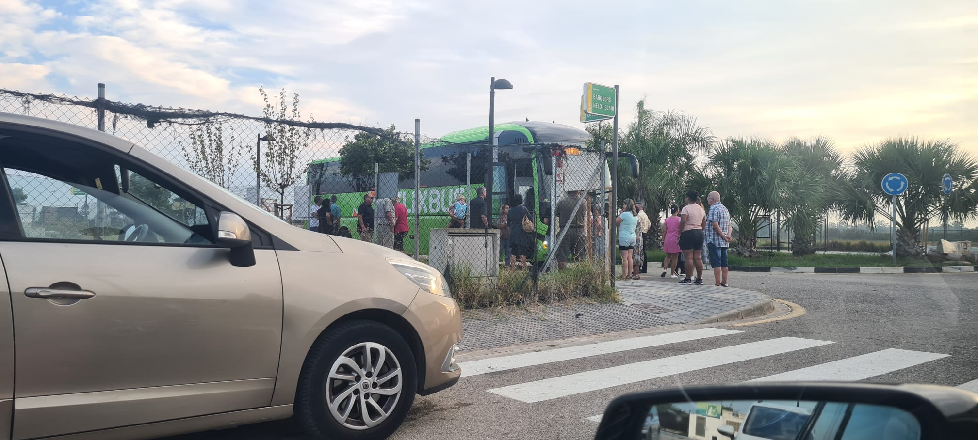 Un autobús, de una empresa distinta a la concesionaria, recoge con retraso a los escolares de El Palmar