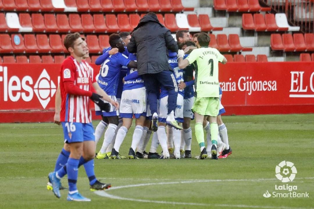 Los jugadores del Oviedo celebran la victoria ante la frustración de Gragera y Pedro Díaz.