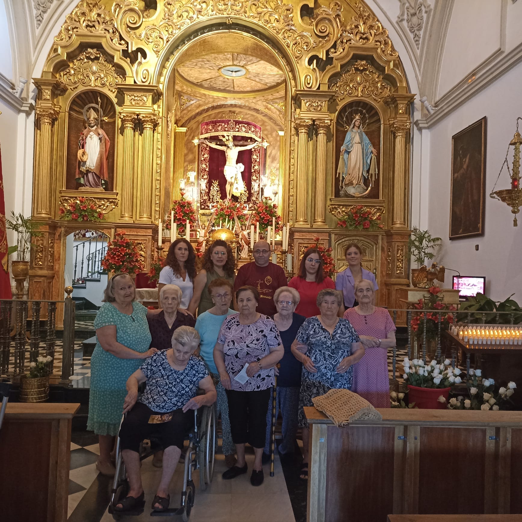 Momento de la ofrenda floral de las usuarias del AFA Sierra Mágina en la reciente Fiesta del Santísimo Cristo de la Misericordia