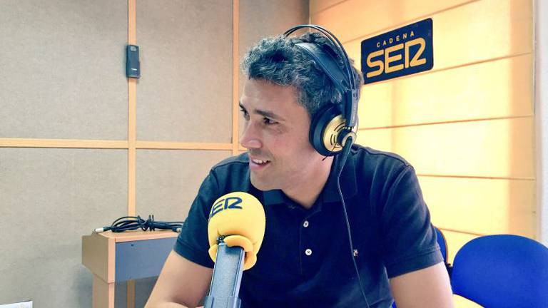 Óscar Carazo en una entrevista en Radio Huelva