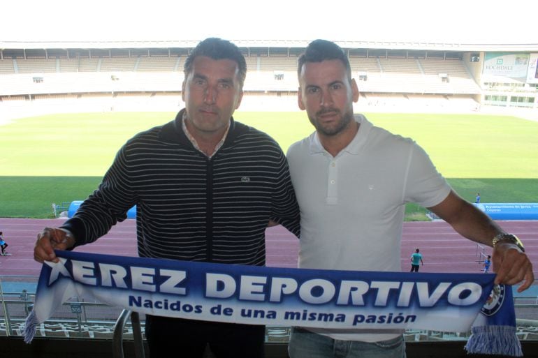 Regino junto a Edu Villegas posando con la bufanda del Xerez DFC en Chapín