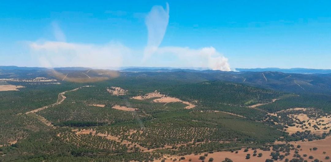 Imagen aérea del incendio forestal producido en el término municipal de Almodóvar del Campo (Ciudad Real) 