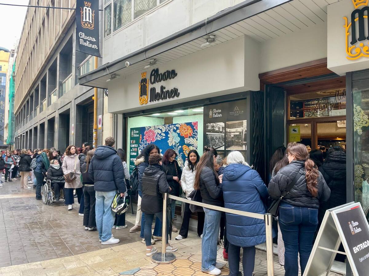 Las rebajas en indumentaria incitan a los falleros a madrugar (20/03/2025)