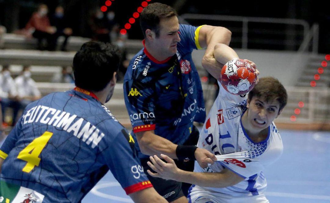 Donlin intenta frenar a un jugador del Cisne 