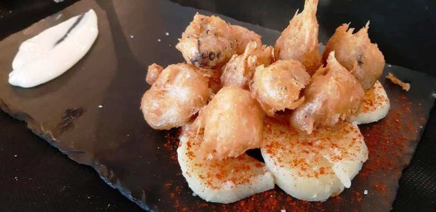 Pulpo en tempura con crema ligera de alioli