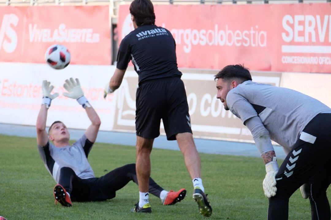 Ian Mackay, a la derecha la imagen, en un entreno con el Real Murcia